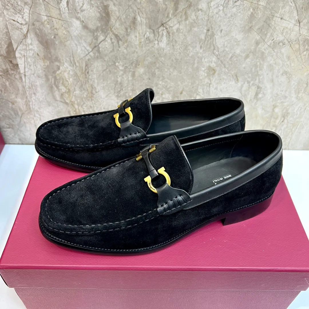 Original quality P580 Brand: Ferragamo Standard size: Men's size 38/44 (45 can be customized) Grade: Same style as the official website High-quality men's shoes Material: Customized first-layer calfskin with water-dyed cowhide lining Cowhide tiptoe Original non-slip and wear-resistant rubber outsole Style category: Men's formal business leather shoes Young and fashionable European and American trends British style Casual matching Comfortable feet Color: Actual picture